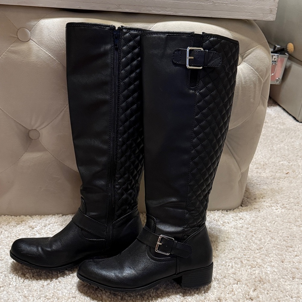 Black flat women’s boots diamond tufted knee high 16” size 6.5 side zipper